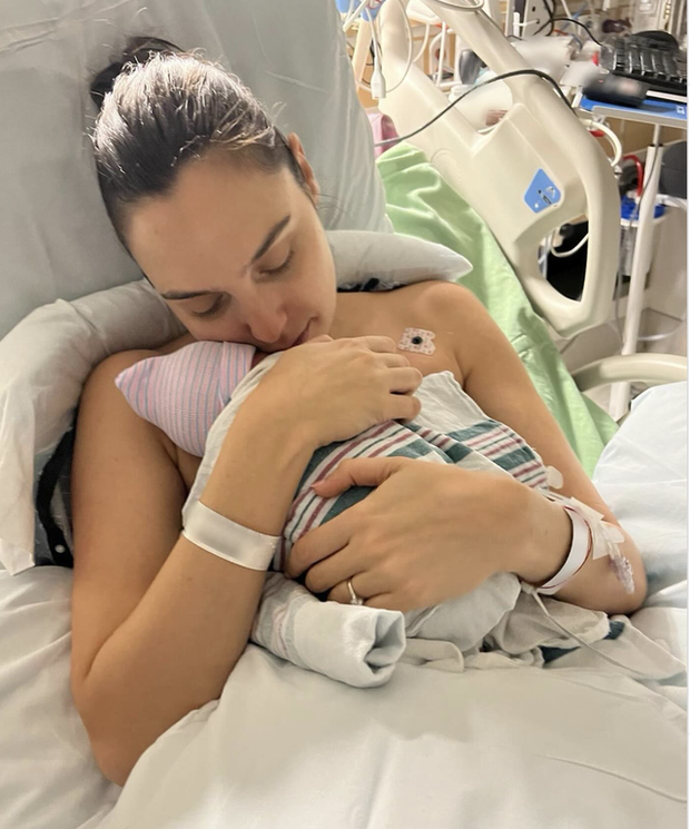 Wonder Woman Gal Gadot bất ngờ thông báo sinh con thứ 4 - Ảnh 2.