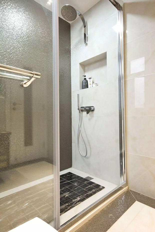 Phòng tắm quá nhỏ, làm sao để bạn có thể tách biệt khu khô và ướt? 4 thiết kế dưới đây sẽ giúp bạn - Ảnh 3.