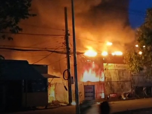Khói lửa bốc lên ngùn ngụt trong trụ sở công an huyện ở Bình Thuận - Ảnh 2.