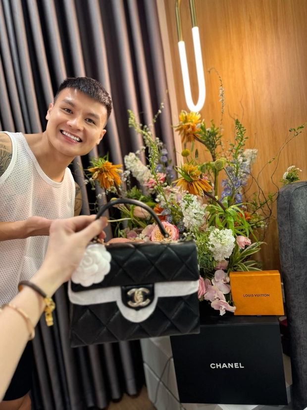 Chu Thanh Huyền và những món quà từ chồng.