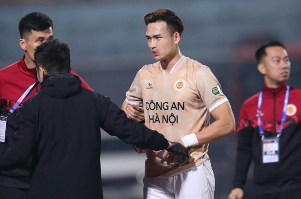Nam thần đội tuyển Việt Nam chấn thương