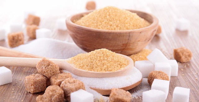Giữa đường trắng và đường nâu, sử dụng loại đường nào để nấu ăn tốt cho sức  khỏe hơn?