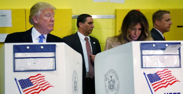 Dân mạng chia sẻ ầm ầm khoảnh khắc hài hước khi Tổng thống Trump liếc xem  vợ có bỏ phiếu cho mình không và đây mới là sự thật