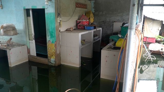 Một nơi ở TP.HCM người d&acirc;n sống 2 năm trong cảnh nước ngập bủa v&acirc;y, ngay cả khi trời nắng- Ảnh 6.