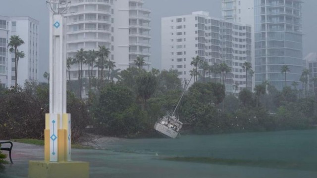 Toàn cảnh siêu bão Milton đổ bộ Florida (Mỹ): Diễn biến bão bất ngờ thay đổi liên tục, suy yếu thành bão cấp 1 sau nhiều tiếng "càn quét"- Ảnh 10.