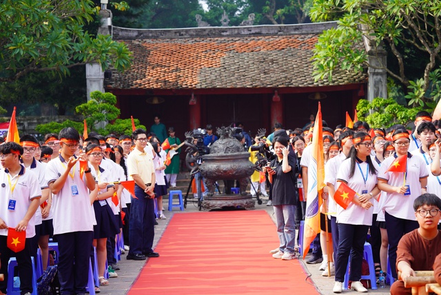 Thi đấu nghẹt thở, kèn cựa từng điểm số, nam sinh Quốc học Huế trở thành quán quân Olympia 2024!- Ảnh 35.