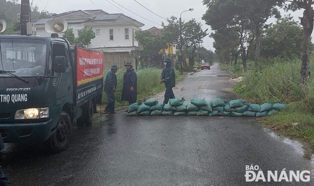 Ngay lúc này: Bão Trà Mi áp sát đất liền gây mưa to gió giật; Cây đổ ngổn ngang, ngập lụt nhiều nơi- Ảnh 38.