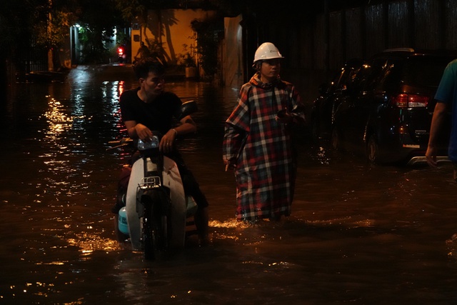 Người dân TP.HCM bì bõm trong nước từ chiều đến tối, hàng loạt tuyến đường vẫn ngập nặng- Ảnh 11.