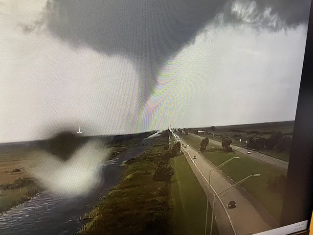 UPDATE: Superstorm Milton has officially made landfall: Creating widespread stormy winds and rain, the most dangerous part is approaching the shore - Photo 7.