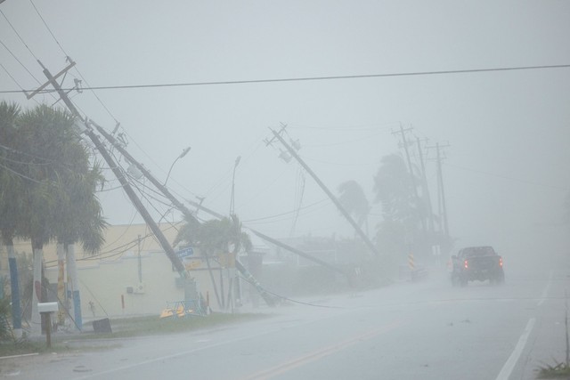 UPDATE: Superstorm Milton has officially made landfall: Creating widespread stormy winds and rain, the most dangerous part is approaching the shore - Photo 1.