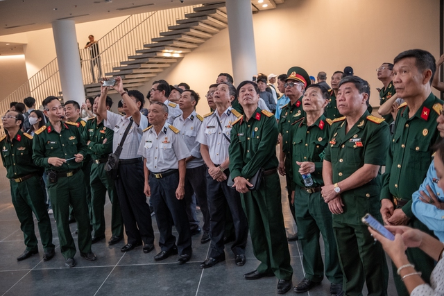 Người dân thủ đô nô nức đến chiêm ngưỡng đến Bảo tàng quân sự "khủng" nhất Việt Nam trong ngày đầu tiên mở cửa- Ảnh 27.