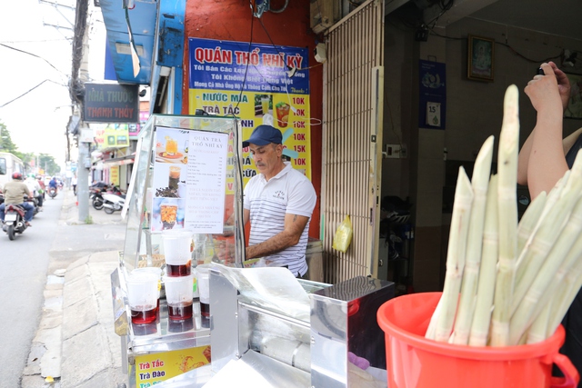 Độc lạ người đàn ông Thổ Nhĩ Kỳ sang Việt Nam… bán nước mía: "Mấy ngày trước bán chưa được 100.000 đồng"- Ảnh 1. Độc lạ người đàn ông Thổ Nhĩ Kỳ sang Việt Nam… bán nước mía: "Mấy ngày trước bán chưa được 100.000 đồng"- Ảnh 1.