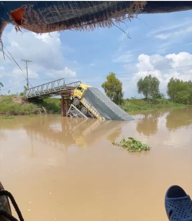 Toàn cảnh hiện trường vụ sập cầu ở An Giang: Tải trọng cầu chỉ 5 tấn, xe tải chở đến... 30 tấn gạch lao qua- Ảnh 1.