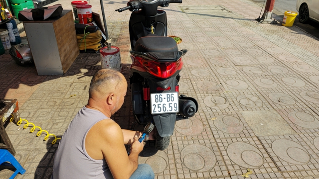 Người Hà Nội toát mồ hôi giữa mùa Đông: "Nghe nói sắp lạnh mà cũng chưa biết sắp là bao giờ"- Ảnh 10.