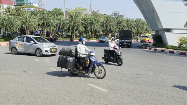 Người Hà Nội toát mồ hôi giữa mùa Đông: "Nghe nói sắp lạnh mà cũng chưa biết sắp là bao giờ"- Ảnh 6.