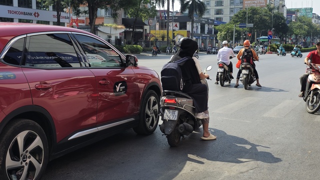 Người Hà Nội toát mồ hôi giữa mùa Đông: "Nghe nói sắp lạnh mà cũng chưa biết sắp là bao giờ"- Ảnh 20.