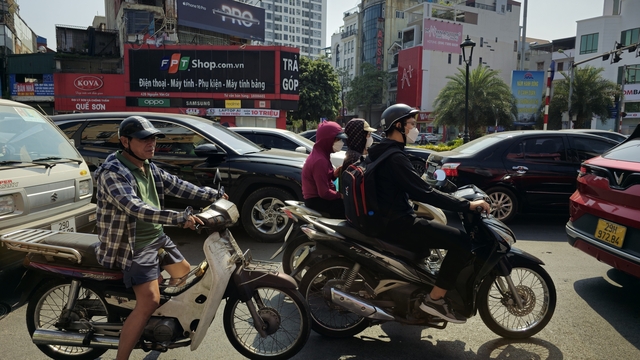 Người Hà Nội toát mồ hôi giữa mùa Đông: "Nghe nói sắp lạnh mà cũng chưa biết sắp là bao giờ"- Ảnh 14.