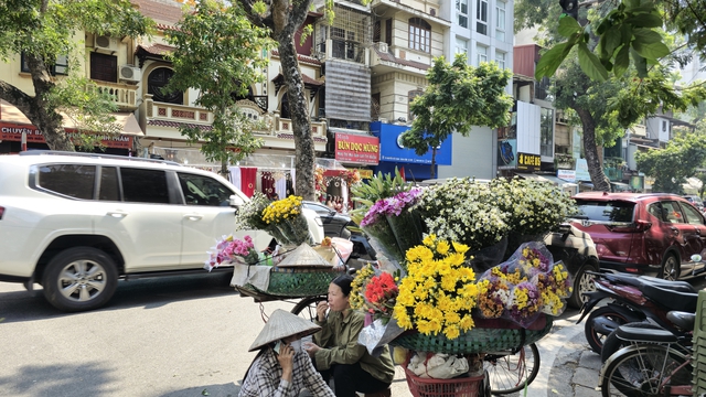 Người Hà Nội toát mồ hôi giữa mùa Đông: "Nghe nói sắp lạnh mà cũng chưa biết sắp là bao giờ"- Ảnh 15.