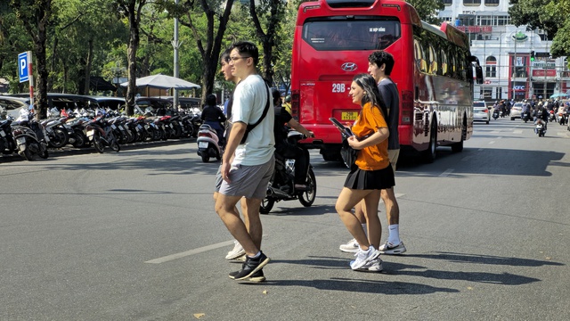 Người Hà Nội toát mồ hôi giữa mùa Đông: "Nghe nói sắp lạnh mà cũng chưa biết sắp là bao giờ"- Ảnh 9.