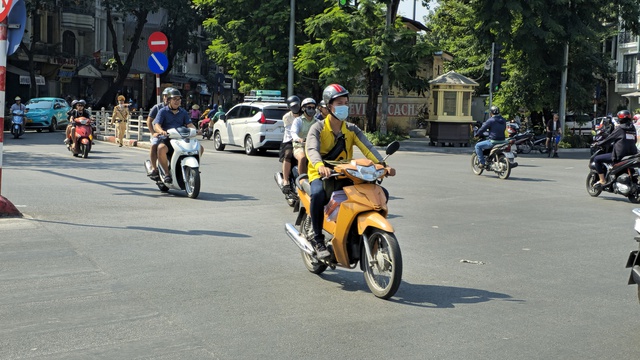 Người Hà Nội toát mồ hôi giữa mùa Đông: "Nghe nói sắp lạnh mà cũng chưa biết sắp là bao giờ"- Ảnh 4.