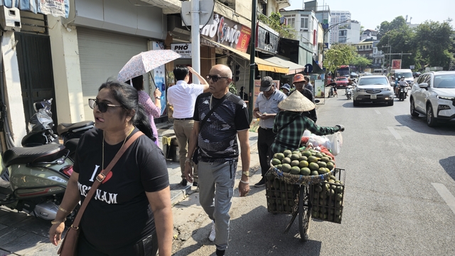 Người Hà Nội toát mồ hôi giữa mùa Đông: "Nghe nói sắp lạnh mà cũng chưa biết sắp là bao giờ"- Ảnh 12.