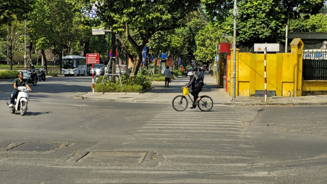 Người Hà Nội toát mồ hôi giữa mùa Đông: "Nghe nói sắp lạnh mà cũng chưa biết sắp là bao giờ"- Ảnh 2.