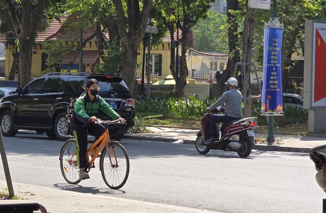 Người Hà Nội toát mồ hôi giữa mùa Đông: "Nghe nói sắp lạnh mà cũng chưa biết sắp là bao giờ"- Ảnh 22.