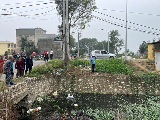 Nhân chứng bàng hoàng kể lại thời điểm phát hiện 4 người tử vong ở Hà Nội: "Cả gia đình vừa đi ăn sinh nhật về thì gặp nạn"- Ảnh 2.