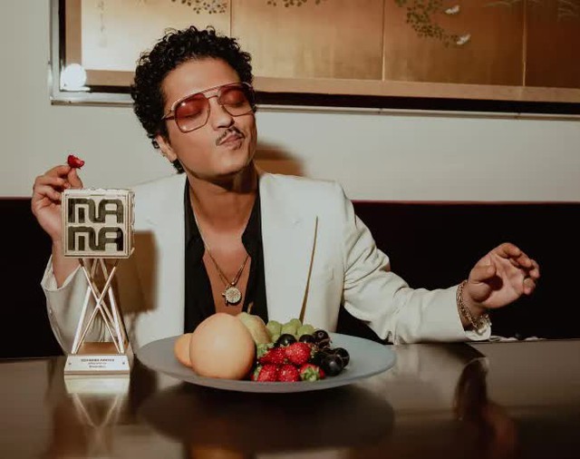 Bruno Mars tận hưởng niềm vui chiến thắng MAMA Awards 2024- Ảnh 1.