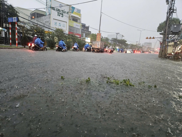 Đà Nẵng sáng nay: Mưa rất lớn, nhiều đường phố thành sông- Ảnh 1.