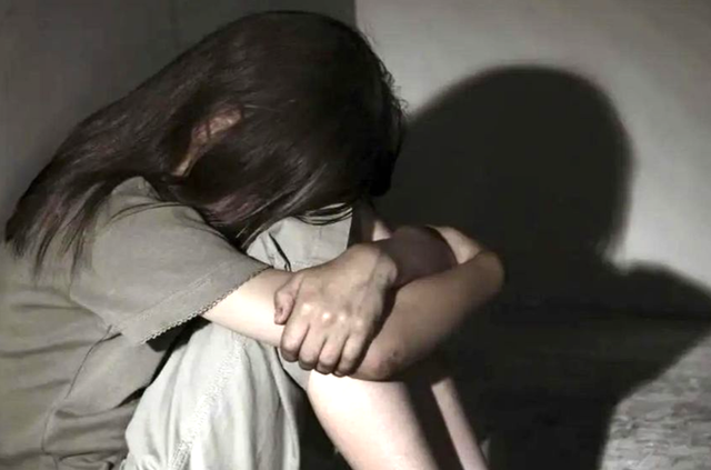 Mẹ ép con gái 12 tuổi quan hệ với tình trẻ để 'đổi đời'- Ảnh 1.