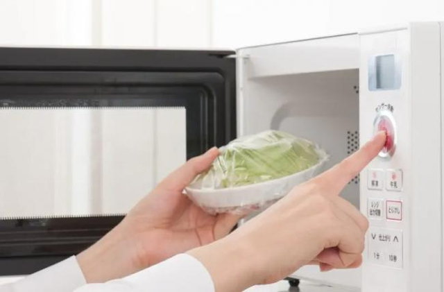 5 loại thực phẩm hâm nóng trong lò vi sóng vừa mất chất dinh dưỡng lại gây ngộ độc- Ảnh 1.