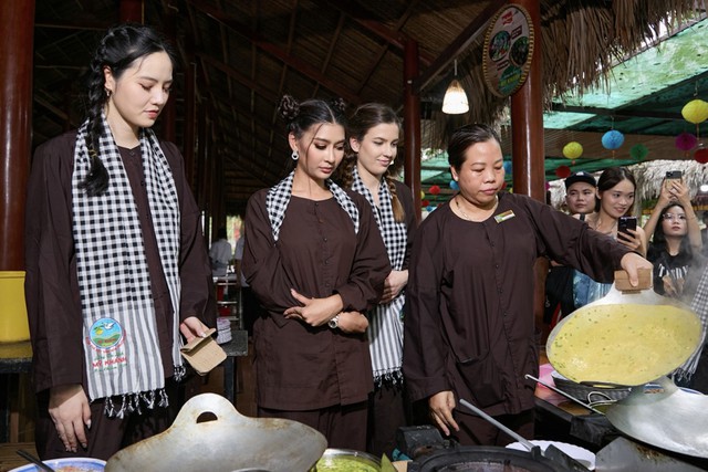 Dàn người đẹp quốc tế mặc áo bà ba, lội mương bắt cá ở Cần Thơ- Ảnh 14.