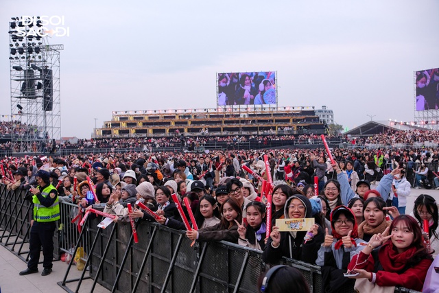 Concert Anh Trai Vượt Ngàn Chông Gai: Dàn anh tài đầu tiên xuất hiện, khán giả hát vang Quốc ca đầy tự hào- Ảnh 3.