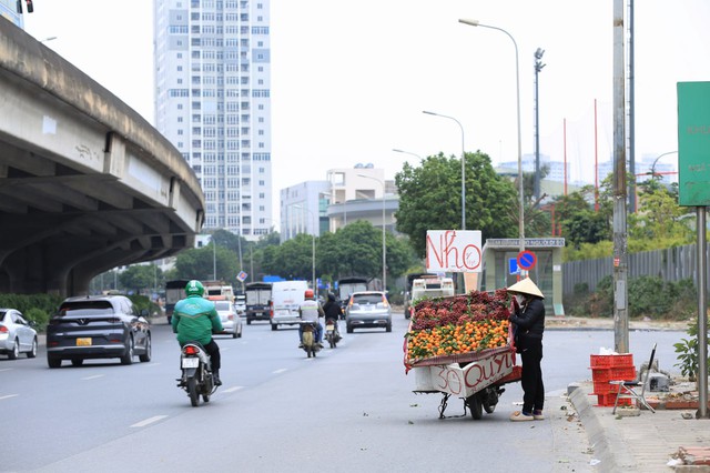 Hà Nội bước vào đợt rét đậm, người lao động vật lộn mưu sinh trong thời tiết lạnh giá 10 độ C- Ảnh 12.