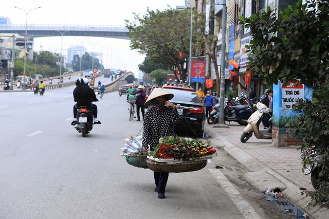 Hà Nội bước vào đợt rét đậm, người lao động vật lộn mưu sinh trong thời tiết lạnh giá 10 độ C- Ảnh 10.