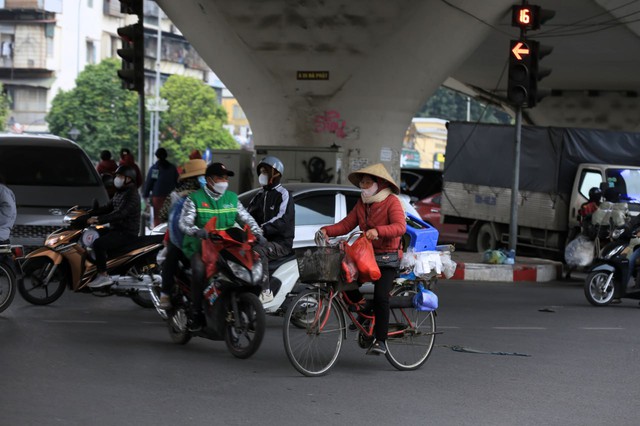 Hà Nội bước vào đợt rét đậm, người lao động vật lộn mưu sinh trong thời tiết lạnh giá 10 độ C- Ảnh 9.