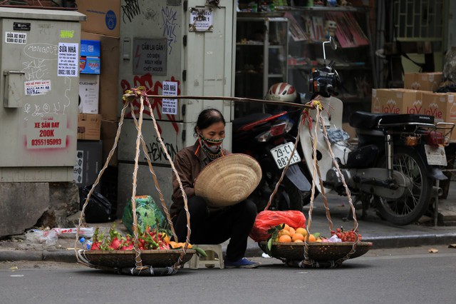 Hà Nội bước vào đợt rét đậm, người lao động vật lộn mưu sinh trong thời tiết lạnh giá 10 độ C- Ảnh 13.