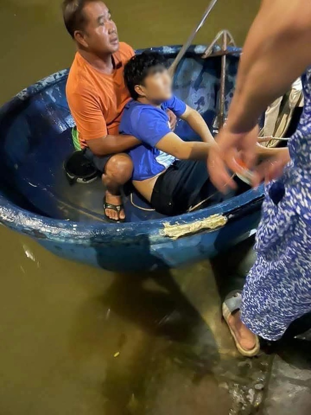 Tai nạn giữa ô tô và 3 xe máy trên cầu, 1 thanh niên ngã văng xuống sông ở Bình Thuận: Hiện trường gây ám ảnh- Ảnh 8.