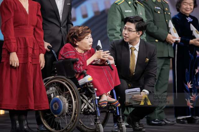 MC Vĩnh Phú: Khi dẫn dắt Gala Human Act Prize 2024, tôi như “vùi đầu” vào từng câu chữ, từng câu chuyện!- Ảnh 3.