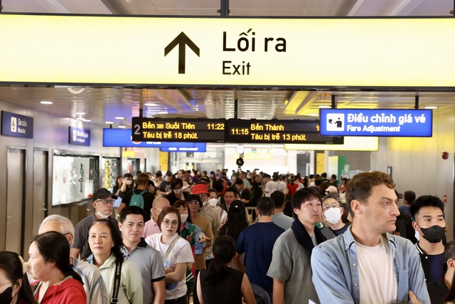 Cả TP.HCM đổ về Metro số 1:  Người dân xếp hàng dài cả km chờ lên tàu, có nhà lặn lội 5 giờ sáng từ Long An lên để "đi thử một lần trong đời"- Ảnh 17.