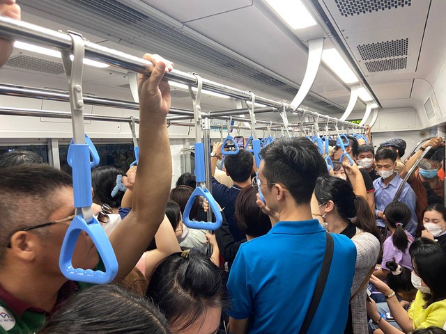 Cả TP.HCM đổ về Metro số 1:  Người dân xếp hàng dài cả km chờ lên tàu, có nhà lặn lội 5 giờ sáng từ Long An lên để "đi thử một lần trong đời"- Ảnh 10.