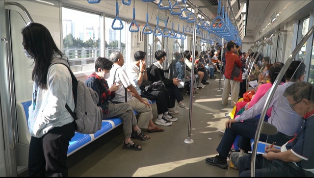 Lần đầu tiên đi làm sáng thứ Hai bằng Metro số 1 của người dân TP.HCM: Vui vẻ vì bớt "thời gian chết" trên đường- Ảnh 7.