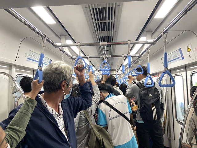 Lần đầu tiên đi làm sáng thứ Hai bằng Metro số 1 của người dân TP.HCM: Vui vẻ vì bớt "thời gian chết" trên đường- Ảnh 1.