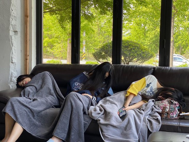 Ngủ theo 3 kiểu n&agrave;y khiến bạn gi&agrave; nhanh v&agrave; đoản thọ, b&aacute;c sĩ tiết lộ thời điểm đi ngủ tốt nhất cho tim mạch- Ảnh 2.