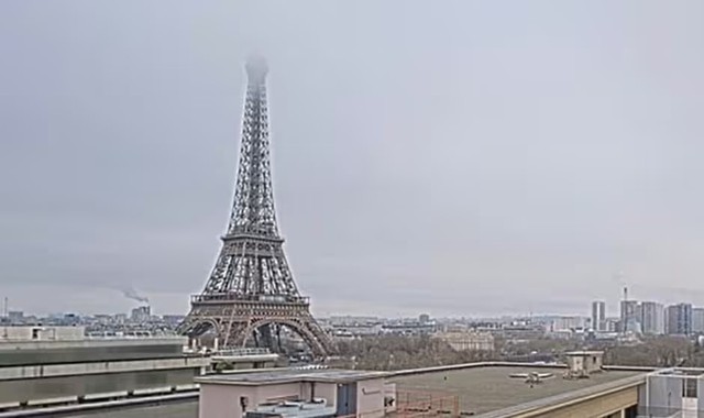 NÓNG: Tháp Eiffel đổ chuông báo cháy ngay trước thềm Giáng sinh- Ảnh 1.