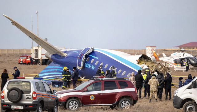 Kỳ tích: 32 người sống sót một cách thần kỳ trong vụ tai nạn máy bay thảm khốc của Azerbaijan Airlines- Ảnh 1.