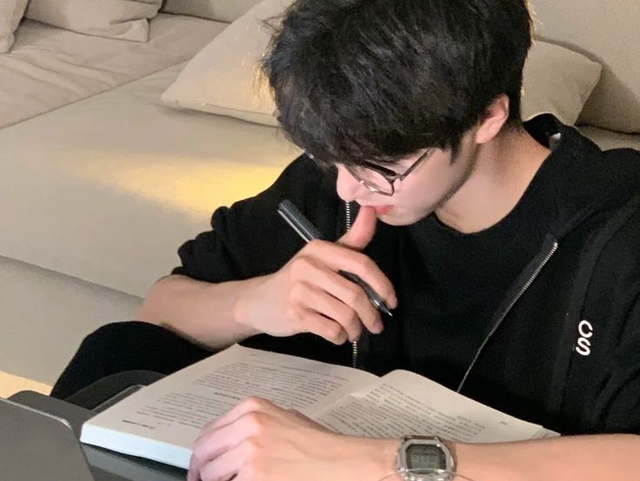 Ngủ kiểu này, nam sinh 16 tuổi đã hói nửa đầu dù nhà có “gen nhiều tóc”- Ảnh 2.
