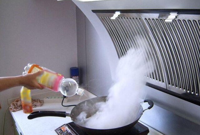 Cảnh báo: 3 sai lầm khi dùng máy hút mùi trong bếp vừa tốn điện lại dễ gây ung thư phổi- Ảnh 1.