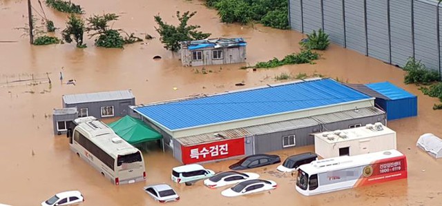 Hàn Quốc: Ngập lụt kinh hoàng do mưa lớn, nhiều chuyến bay bị huỷ, tàu điện đóng cửa, cảnh báo thiên tai liên tục đưa ra- Ảnh 3.